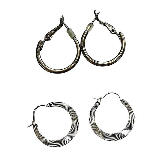 🌴 2 Pair Silver Tone Hoop Earrings Small Vintage Style Bundle - Picture 1 of 6